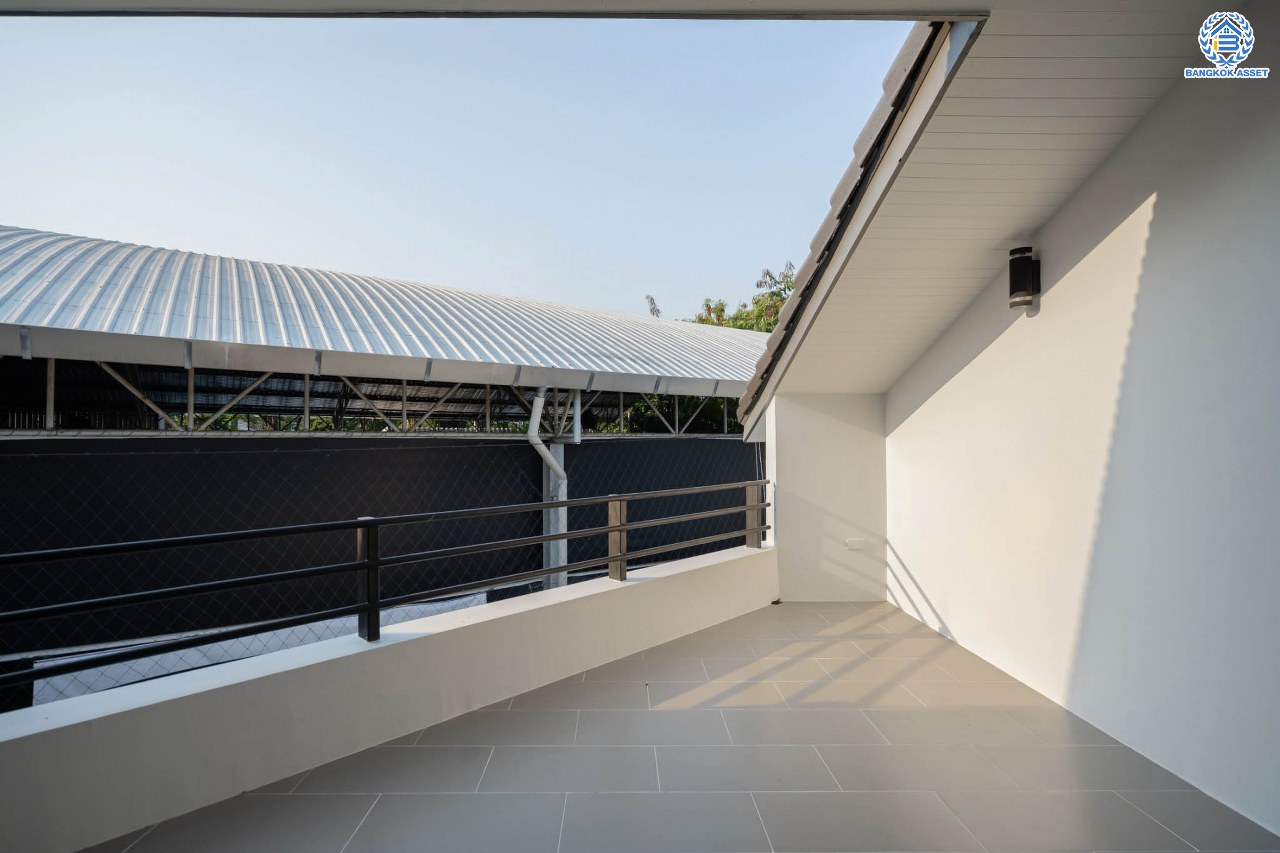 บ้านมือสองตกแต่งใหม่ ดีไซน์สวย โครงการ ลาดพร้าว130 ลาดพร้าว หลังใหญ่ถึง 154 ตร.ว. ฟังก์ชัน 4 ห้องนอน 5 ห้องน้ำ 1 ห้องแม่บ้าน จอดรถได้ 2 คัน พื้นที่ใช้สอยกว่า 589 ตร.ม. รองรับทุกกิจกรรม บนทำเลเชื่อมต่อหลายเส้นทาง อาทิ ถนนรัชดาภิเษก, ถนนเสรีไทย, ถนนรามคำแหง ใกล้จุดขึ้นทางด่วน "ฉลองรัช" ใกล้รถไฟฟ้าสายสีเหลือง "สถานีลาดพร้าว101" และรถไฟฟ้าสายสีส้ม "หัวหมาก"